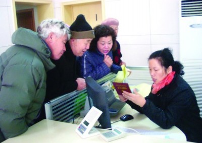 城鄉(xiāng)居民養(yǎng)老保險(xiǎn)登記首日迎熱潮，市內(nèi)四區(qū)兩千老人踴躍參保